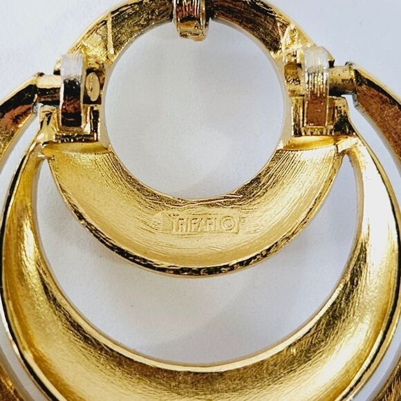 Vintage Crown Trifari Signed '50s Large Gold Tone White Enamel Necklace Pendant - Picture 11 of 11